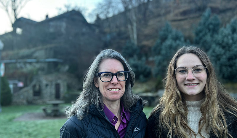  Freya Phillips (Left) and Raven Boisclair (Right) from the RDKB HomeSmart team