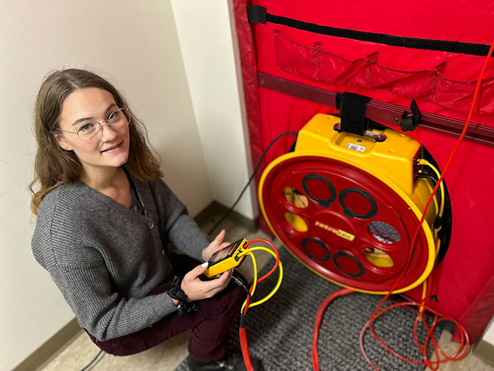 HomeSmart Read to win contest - Raven with a blower door test